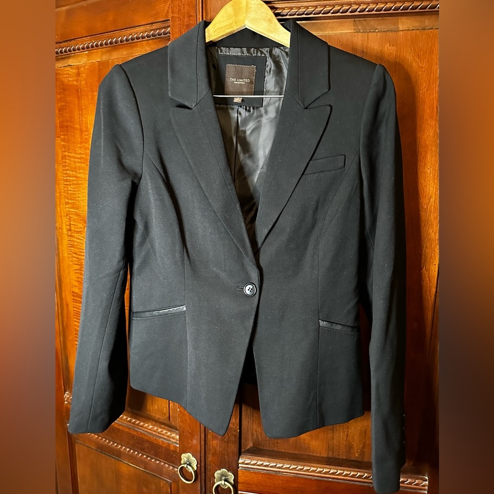 The Limited Collection black suit coat size 6